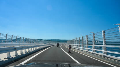 Pelješki most, Hrvatska. Veliki most preko mora. Motocikl na mostu. Pelješki most, Hrvatska.