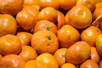 Svježe, zrele mandarine Mandarine na pijaci. Svježe i zrele mandarine na prodaju u trgovini.