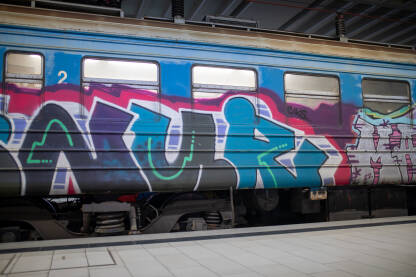 Stari voz, Železnička stanica Prokop, Beograd, Srbija Voz iscrtan grafitima, Glavna železnička stanica Prokop, Beograd, Srbija.