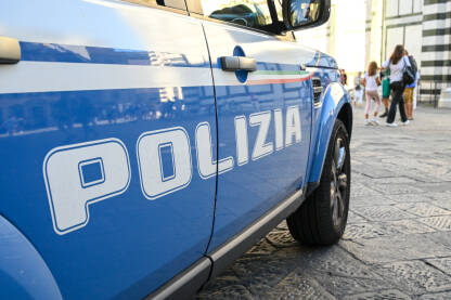 Policijsko patrolno auto u Italiji. Policijska patrola u Italiji. Policijski automobil sa natpisom Polizia u Firenzi.