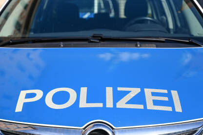 Policija Njemačka Policijski patrolni automobil parkiran na ulici u Njemačkoj. Automobili njemačke policije na ulici.
