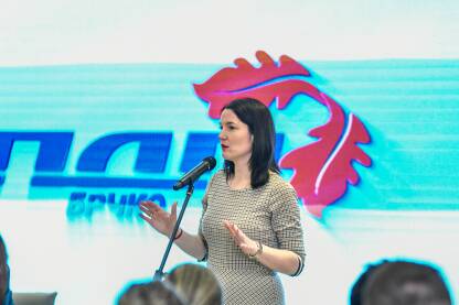 Jelena Trivić Јелена Тривић српска је политичарка и универзитетска професорка. Садашња је народна посланица у Народној скупштини Републике Српске и потпредсједница Партије демократског прогреса.