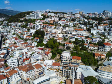 Veliki broj zgrada, kuća i apartmana napravljenih na malom prostoru. Zbijene kuće u gradu. Arhitektura. Uzak prostor između zgrada. Ulcinj, Crna Gora.