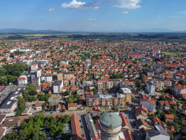Bijeljina, Bosna i Hercegovina, snimak dronom. Bijeljina, Bosna i Hercegovina, snimak dronom. Bijeljina je grad i centar Semberije.