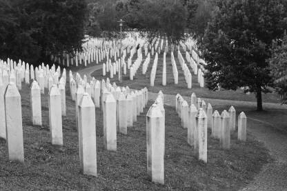 Bijeli nišani Bijeli nišani u Memorijalnom centru Potočari, Srebrenica, Bosna i Hercegovina