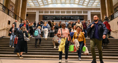 Brisel, Belgija: Putnici sa koferima i torbama u željezničkoj stanici. Prijevoz. Ljudi koji putuju. Grupa turista sa torbama i koferima.