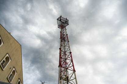 GSM i radio antenski toranj GSM i radio antenski toranj u gradu. Telekomunikacije.