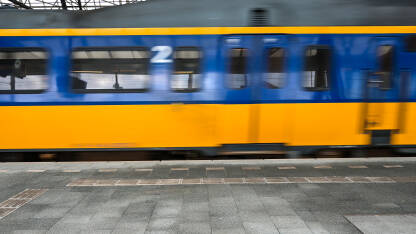 Javni prevoz, Njemačka Voz se brzo kreće na željezničkoj stanici. Zamućeno kretanje voza. Putnički voz juri kroz stanicu. Prijevoz. Moderni metro u podzemnoj stanici.