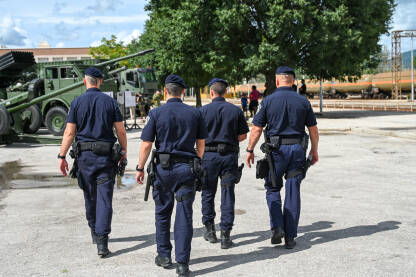 Policija u Hrvatskoj Specijalni policajci u uniformama patroliraju ulicom u Hrvatskoj. Policija u patroli u gradu.