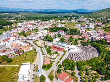 Crkva u Međugorju, snimak dronom Snimak dronom na crkvu u Međugorju. Međugorje je jedno od najpopularnijih hodočasničkih mjesta za katolike u Europi.
