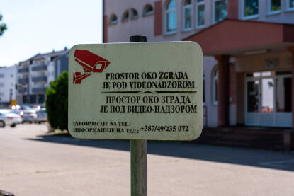 Videonadzor kod Osnovnog suda u Brčkom Tabla sa natpisom o videonadzoru.
Nalazi se ispred Osnovnog Suda u Brčko distriktu.