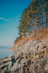 Vikendica na jezeru Modrac, pogled na citavo jezero uz cvrkut ptica.