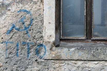 Parole socijalizma Zaboravljeni natpis, Tito, srp i čekić, parole socijalizma, odnosno grafit na zidu napuštenog objekta