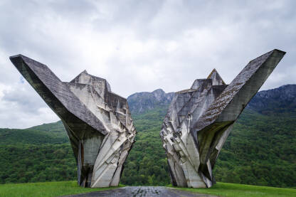 Spomenik poginulim partizanima u bici na Sutjesci Spomenik poginulim partizanima u bici na Sutjesci u nacionalnom parku „Sutjeska“. Spomenik je rad vajara Miodraga Živkovića postavljen 1971. godine.