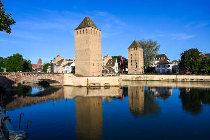Strasbourg, Francuska: Srednjovjekovne kule i most. Strasbourg, Francuska: Srednjovjekovne kule i most preko rijeke tokom zalaska sunca. Ponts couvert.