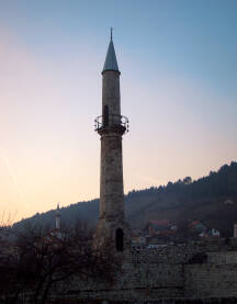 Travnička tvrđava Travnička tvrđava, ili Stari grad u Travniku je jedan je od najljepših i najočuvanijih utvrđenih objekata srednjovjekovne Bosne i Hercegovine