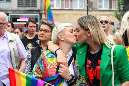 Dvije djevojke se ljube Dvije djevojke se ljube na Povorci ponosa u Sarajevu. LGBTIQ protesti na ulicama glavnog grada BiH.