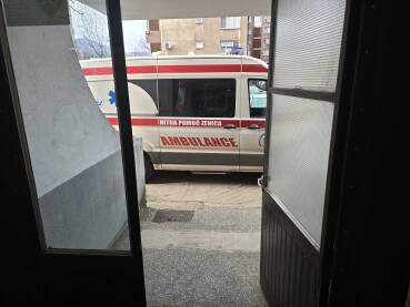 Hitna pomoć Zenica na intervenciji. Parkirano vozilo hitne pomoći. Hitna intervencija.