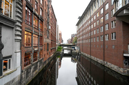 Hamburg, Njemačka. Zgrade uz rijeku. Hamburg, Njemačka. Zgrade uz rijeku.