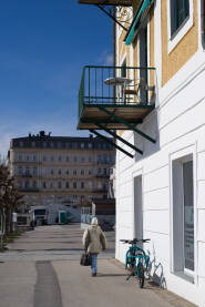 Šetnja sunčanom stranom grada. 

Austria, Gmunden.
Veljača, 2023.