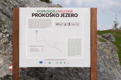 Putokaz za Prokoško jezero, BiH Putokaz na Prokoško jezero i markirana planinarska staza u prirodi.