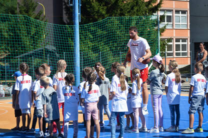 Košarkaški kamp "Srebrenica 2023" Fondacije Jusuf Nurkić Reprezentativac BiH, član NBA kluba Portland Trail Blazers Jusuf Nurkić je nakon Vukovara organizovao košarkaški kamp u Srebrenic gdje je nastupilo više od 100 djece ih BiH i Hrvatske.