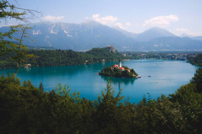 Bled jezero, Slovenija Jezero Bled i njegovo ostrvo sa crkvom Marijinog Uznesenja.