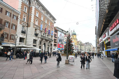 Rijeka, Hrvatska: Ljudi šetaju glavnom ulicom Rijeka, Hrvatska: Ljudi šetaju glavnom ulicom u centru grada.