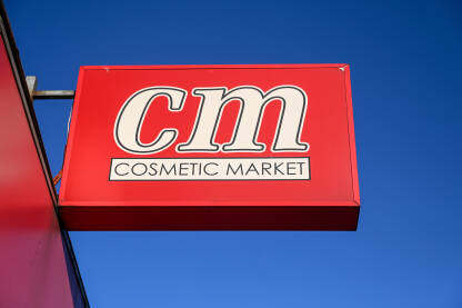 CM logo iznad trgovine. CM logo iznad trgovine. Cosmetic market.