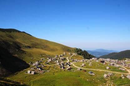 Pogled na kuću i selo Pogled na kuću i selo na planini Vranici