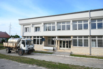 Zgrada opštine Glamoč. Zgrada opštine Glamoč. Institucije u Glamoču.
