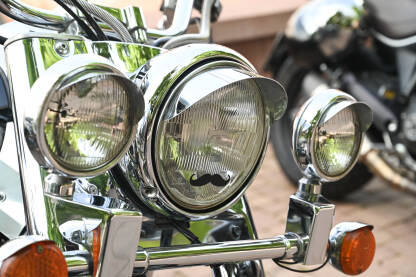 Prednja svjetla na motociklu. Prednja svjetla na motociklu, krupni plan. Farovi na motoru.
