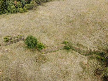 Ostaci vojnih rovova na bivšem frontu. Urušeni rovovi i bunkeri iz rata na prvoj liniji, snimci dronom.