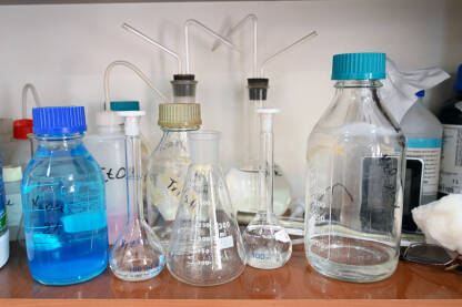 Laboratorija Kemijski laboratorij. Stakleno posuđe, boce i epruvete. Mnogo različitih hemikalija. Biološki laboratorij. Obrazovanje i nauka.
