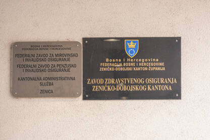Tabla Zavoda zdravstvenog osiguranja Tabla na ulazu u zgradu Zavoda zdravstvenog osiguranja i Federalnog Zavoda za penzijsko i invalidsko osiguranje