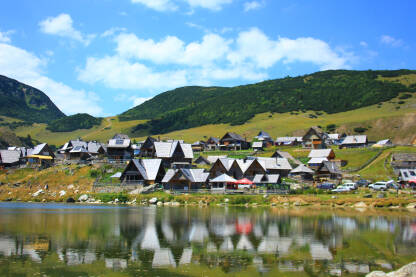 Prokoško jezero Prokoško jezero i selo u podnožju najvišeg vrha planine Vranice.