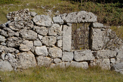 Napušten tor za ovce na Risovcu. Ostatak kamenog zida sa prozorom.