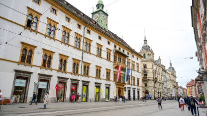 Graz, Austrija: Zgrade u glavnoj ulici. Graz, Austrija: Zgrade u glavnoj ulici. Ljudi hodaju ulicom. Herrengasse bulevar.