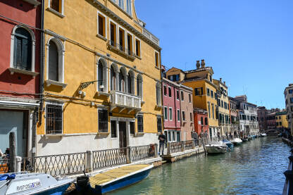 Venecija, Italija. Popularna turistička destinacija. Venecija, Italija: Historijske građevine uz riječni kanal. Popularna turistička destinacija.