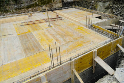 Građevinski radovi. Priprema drvene oplate za izradu betonske konstrukcije.