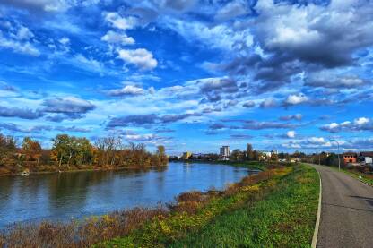 Šetalište uz rijeku Savu u Gradišci. Pogled na grad Gradišku. Gradiška grad na Savi.