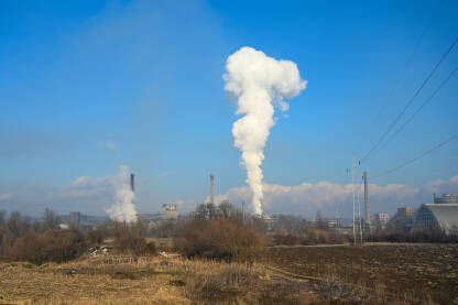 Teško industrijsko zagađenje Teško industrijsko zagađenje zraka iz dimnjaka. Toksičan dim iz industrijske zone. Fabrički dimnjak ispušta zagađenje u prirodu.