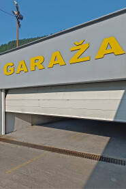 Ulazna vrata u garažu u trenutku otvaranja. Ulaz u garažu.