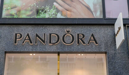 Pandora znak iznad prodavnice. Znak Pandora prodavnice nakita. Logo brenda Pandora.
