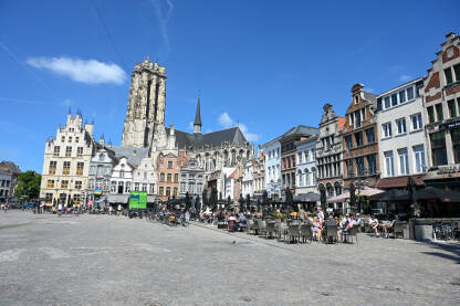 Mechelen, Belgija Mechelen, Belgija: Zgrade u centru grada. Ljudi koji šetaju gradom.