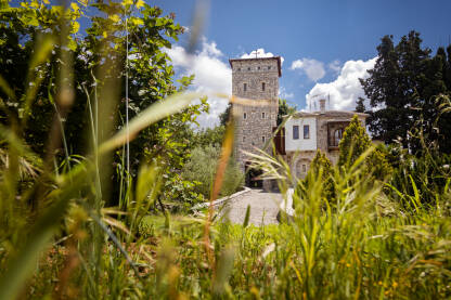 Manastir Tvrdoš, Trebinje Manastir Tvrdoš se nalazi nedaleko od Trebinja. Manastir je sjedište Zahumsko-hercegovačke i primorske eparhije i izgrađen je 1509. godine, na temeljima crkve iz IV vijeka.