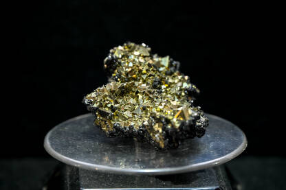 Pirit. Kristali i minerali izloženi na sajmu. Krupni plan kristala.