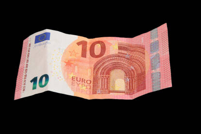 Novčanica od 10 evra. Novčanica od 10 eura izlovana na crnoj pozadini.Euro (simbol: €; kod: EUR) službena je valuta 20 od 27 država članica Europske unije.