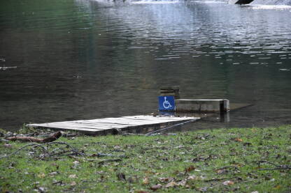 Platforma za osobe sa invaliditetom na Plivskom jezeru, Jajce Plato preko kojeg invalidi mogu ući u vodu pored vodenih kaskada.