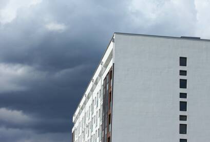 Hotel i oblacno vreme Hotel sa belom fasadom i oblacno vreme sa mutnim oblacima